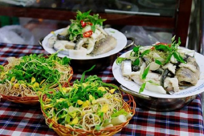 Các món ăn đặc trưng Nam Bộ được phục vụ trên nhà hàng du thuyền Ninh Kiều.