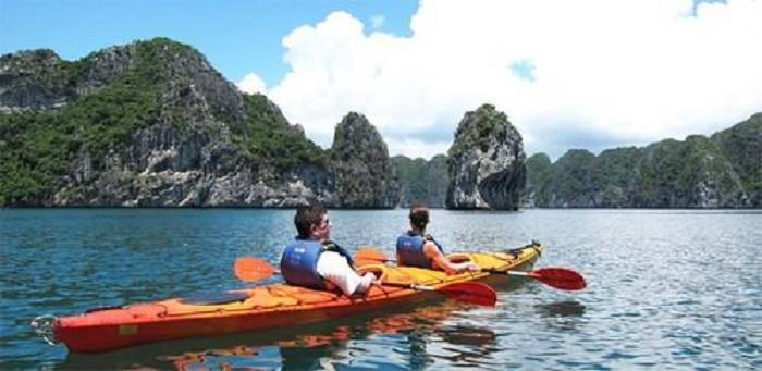 Chèo thuyền kayak ở Vịnh Hạ Long