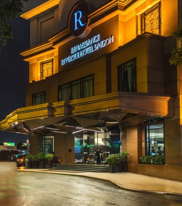 Ban ngày nhìn không mấy ấn tượng nhưng đêm lên đèn thì Renaissance Riverside Hotel Saigon trông bề thế và rất sang trọng 